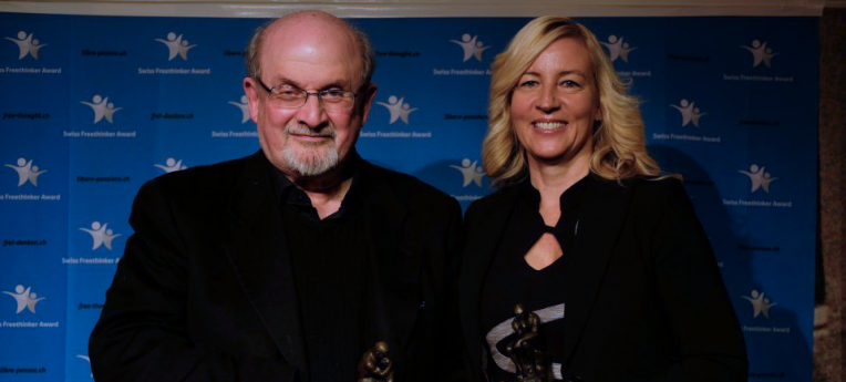 Salman Rushdie und Barbara Miller mit ihren Preisen.