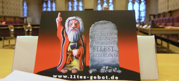 Die Kunstaktion "11. Gebot: Du sollst deinen Kirchentag selbst bezahlen" zeigt Wirkung im Rat von Münster