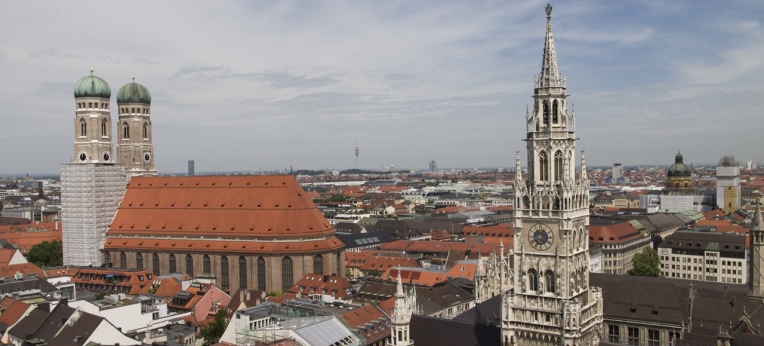 Auf dem Münchner Wohnungsmarkt explodieren die Preise: Gutverdiener der evangelischen Kirche wohnen jedoch günstig in Kirchenwohnungen.