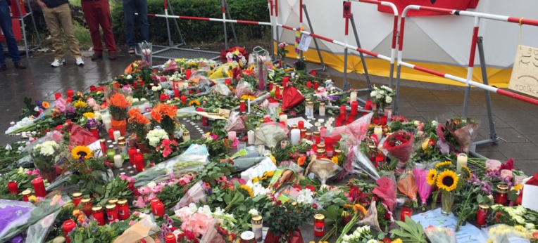 Blumen für die Opfer des Münchener Attentats