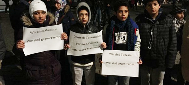 Junge Muslime am 14.11. 2015 auf dem Pariser Platz (Berlin)