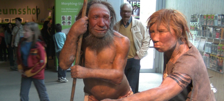 Neues Model eines Neandertalers (Mann und Frau) im Neandertal-Museum