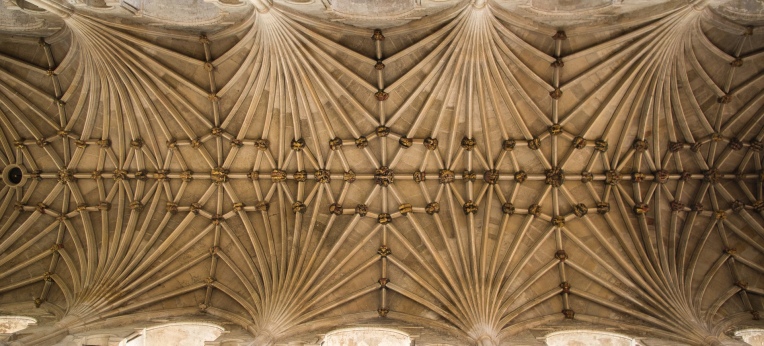 Die Deckenkonstruktion der Norwich Kathedral kann man jetzt auch von einer Rutschbahn aus betrachten.
