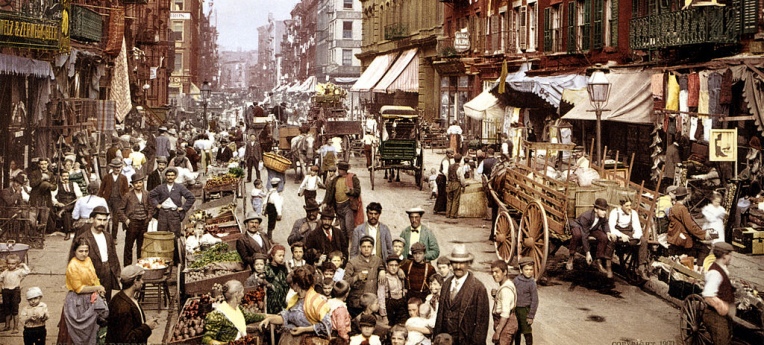Die Mulberry Street im italienischen Stadtviertel von New York City um 1900
