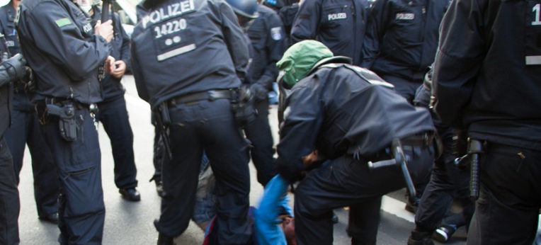 Einsatzkräfte der Polizei räumen eine Sitzblockade
