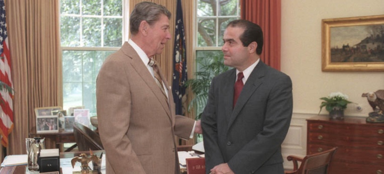 Antonin Scalia (r.) mit Präsident Ronald Reagan (1986)