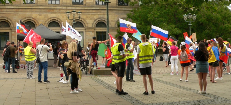 Pro-russische Versammlung auf dem Opernplatz in Hannover