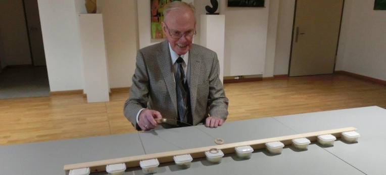 Emil Siebke demonstriert seinen Testvorschlag. Die Gefäße wurden beim eigentlichen Versuch mit Papier verdeckt.