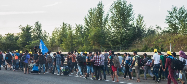 Flüchtlinge in Ungarn unterwegs nach Österreich