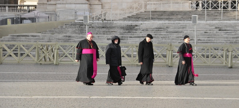 Katholische Würdenträger auf dem Petersplatz