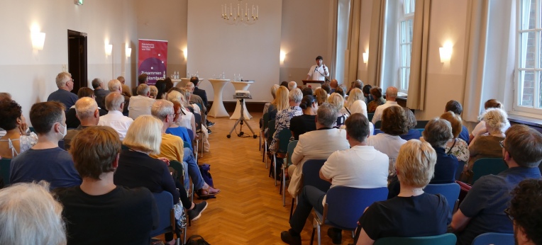 Philipp Möller vor Publikum in der "Patriotischen Gesellschaft Hamburg"