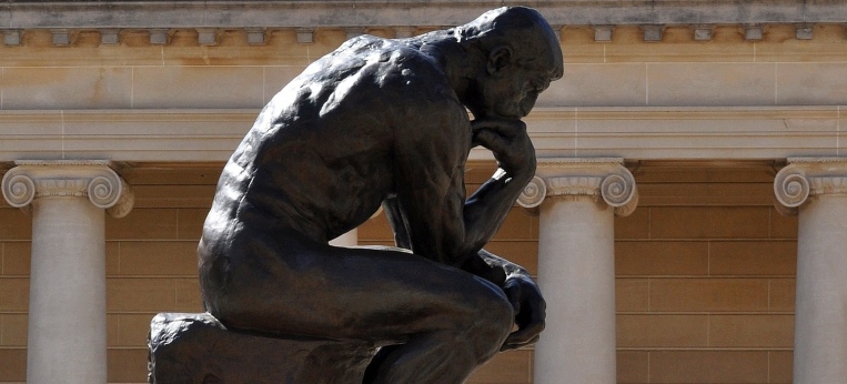 Die Plastik "Der Denker" des Bildhauers Auguste Rodin.