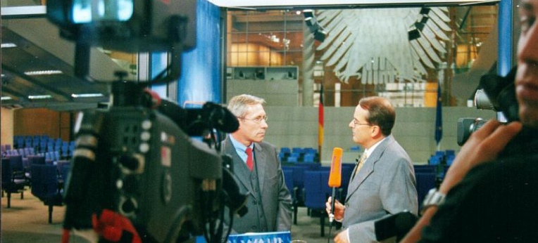 Roland Claus (links) am Abend der Bundestagswahl 2002 im Bundestag