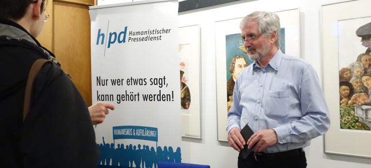 Dr. Reinhold Schlotz signierte am Stand des hpd seine Bücher.