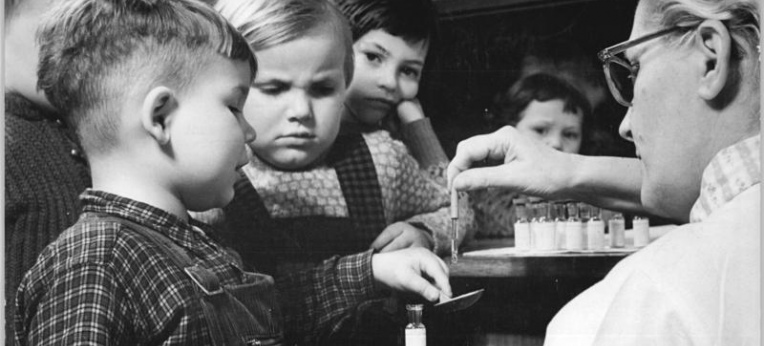 Schluckimpfung im Kindergarten 1960