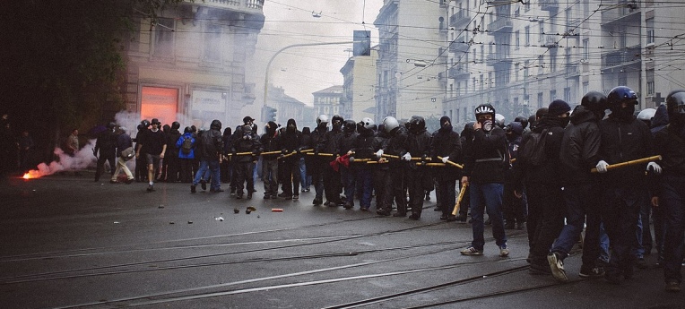 Der "Schwarze Block" bei Protesten gegen die Expo 2015 in Mailand