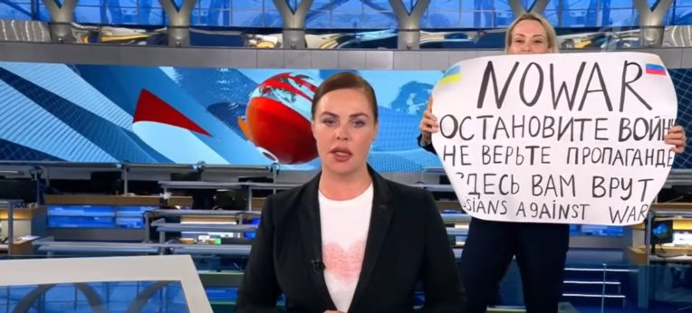 Marina Owsjannikowa hielt im russischen Staatsfernsehen ein Protestplakat gegen den Krieg hoch
