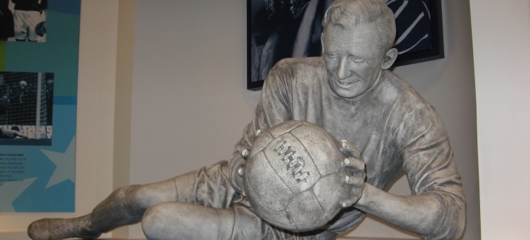 Skulptur von "Bert" Trautmann im Manchester City Museum