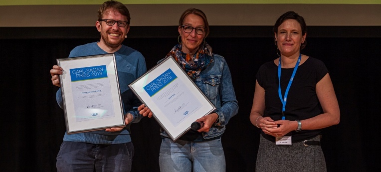 Die Gewinner des Carl-Sagan-Preises 2019: Hinnerk Feldwisch-Drentrup  und Nicola Kuhrt vom Projekt Medwatch mit Moderatorin Dr. Julia Offe.  (v.l.). 