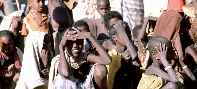 Somalische Kinder warten auf eine Hilfslieferung.