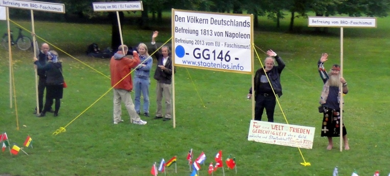 Protest von „Reichsbürgern“, die sich auf Artikel 146 des Grundgesetzes berufen (vor dem Reichstagsgebäude in Berlin)