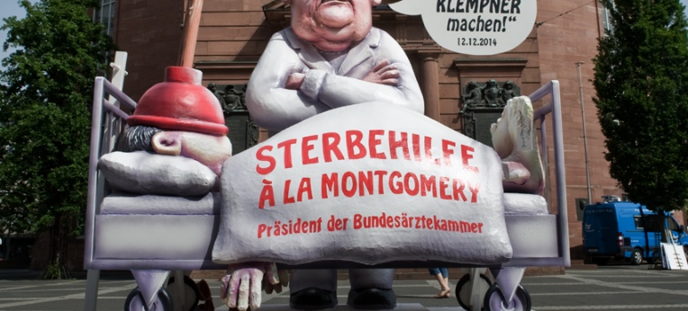 Der "Sterbeklemptner" vor der Paulskirche in Frankfurt/M. 