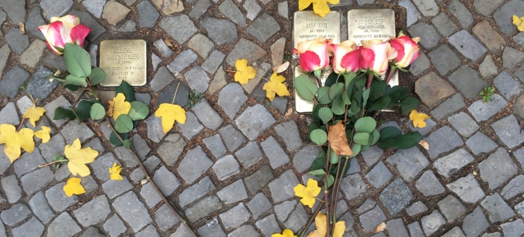 Blumen auf Stolpersteinen in Berlin