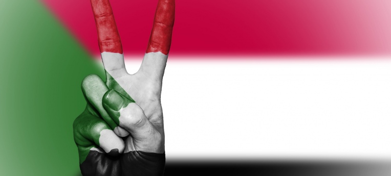 Sudanesische Flagge mit "Peace"-Zeichen