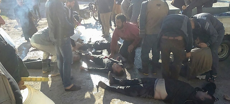 Helfer kümmern sich nach dem Giftgasangriff auf den syrischen Ort Khan Scheichun um Verletzte.