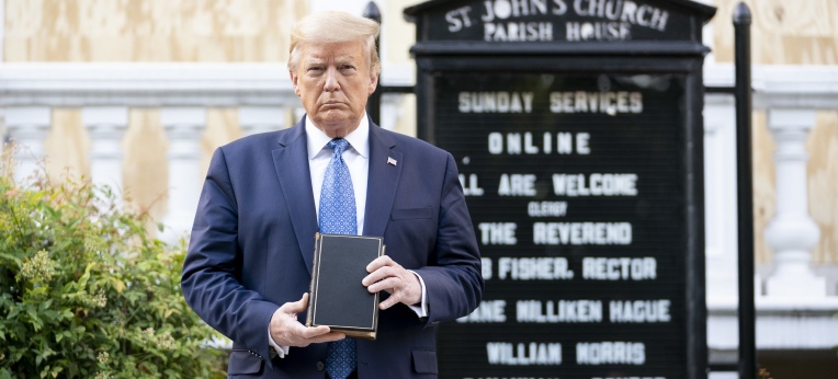 Donald Trump mit Bibel (2020)