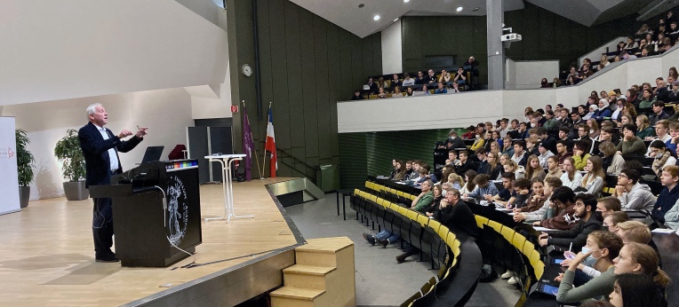 Der gut gefüllte Hörsaal der Universität Kiel während des "Darwintags"