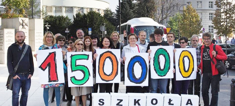 Die Organisatoren der Aktion mit Paketen mit den Unterschriften vor dem Sejm Gebäude