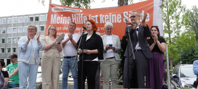 Bühne bei der Demo vor dem "Christlichen Krankenhaus Lippstadt"