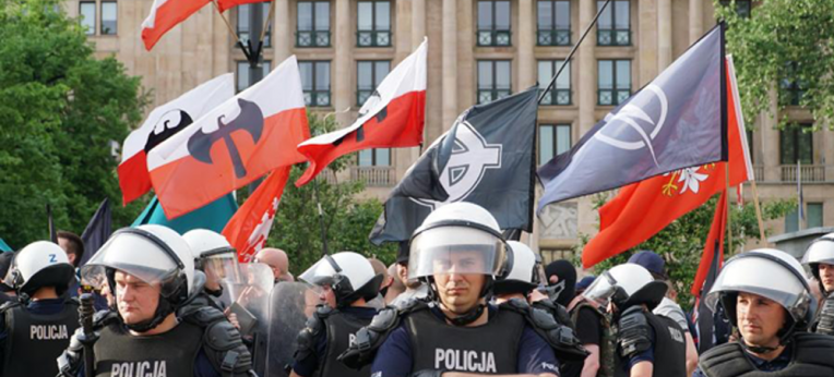 Polnische Polizei schützt Nationalisten und Faschisten am 1. Mai 2018 in Warschau