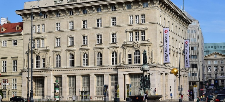 Verfassungsgerichtshof und Kunstforum in Wien