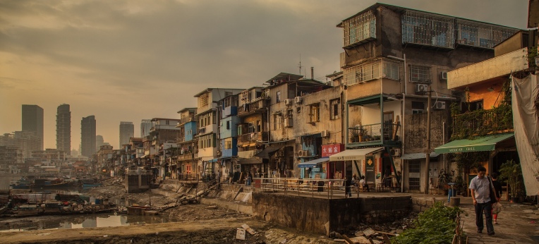 Hochhäuser in Sichtweite eines Slums