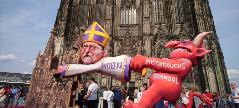 "Zappel-Woelki" vor dem Kölner Dom
