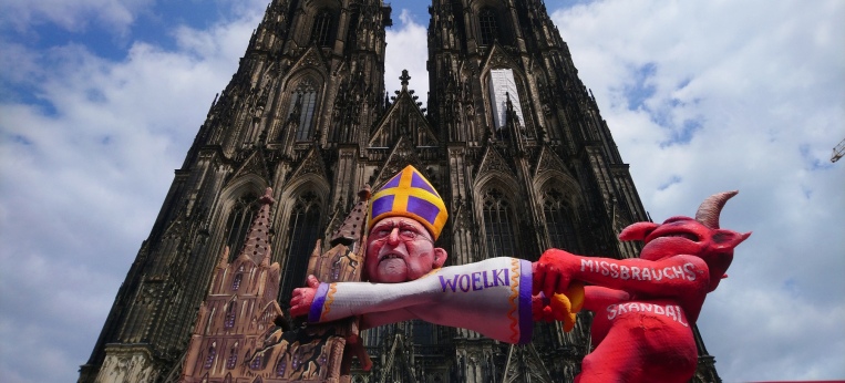 Der "Zappel-Woelki" vor dem Kölner Dom