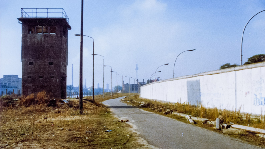 Todesstreifen und Wachturm an der "Berliner Mauer"