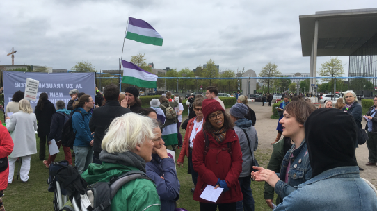 Transaktivist:innen und Feministinnen tauschten sich am Rande der Demonstrationen aus