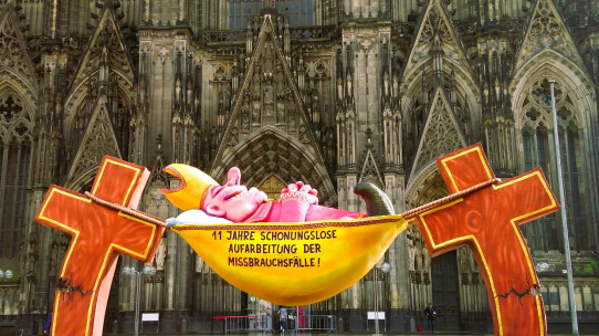 "Hängemattenbischof" vor dem Kölner Dom