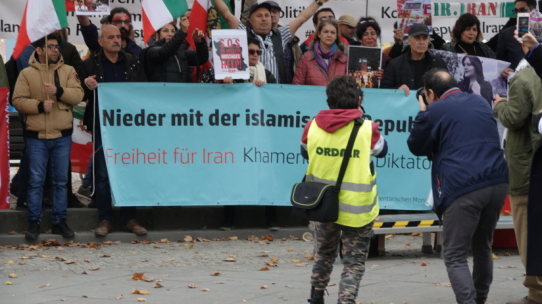 "Allenfalls sind Exiliraner auf den Straßen"