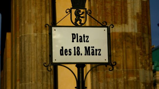 Schild: Platz des 18. März in Berlin
