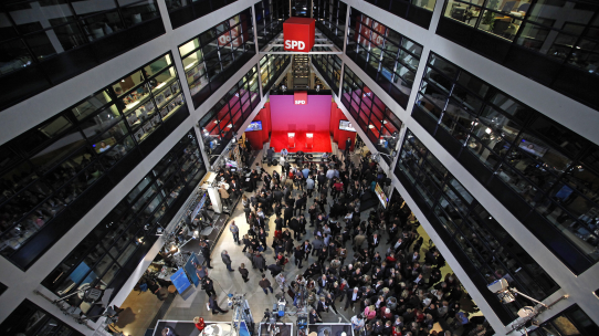Blick in den Eingangsbereich des Willy-Brandt-Hauses