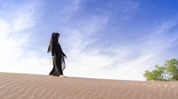 Frau in Abaya