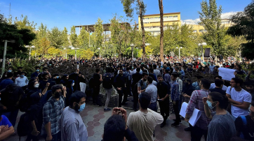 Studenten und Studentinnen der Amir Kabir Universität protestieren