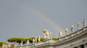 Ein Regenbogen über dem Vatikan