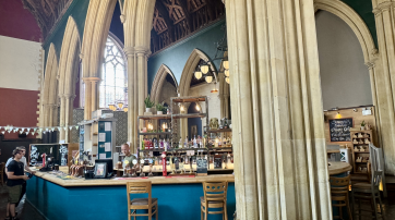 Eine Bar in einer Kirche