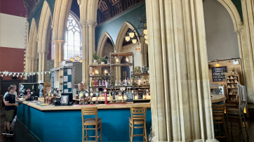 Eine Bar in einer Kirche