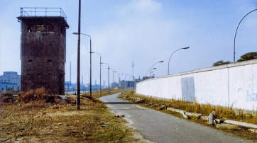 Todesstreifen und Wachturm an der "Berliner Mauer"